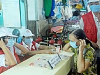 Hội Chữ thập đỏ TP Hồ Chí Minh tư vấn và phát khẩu trang phòng chống cúm A/H1N1 cho người dân. 
